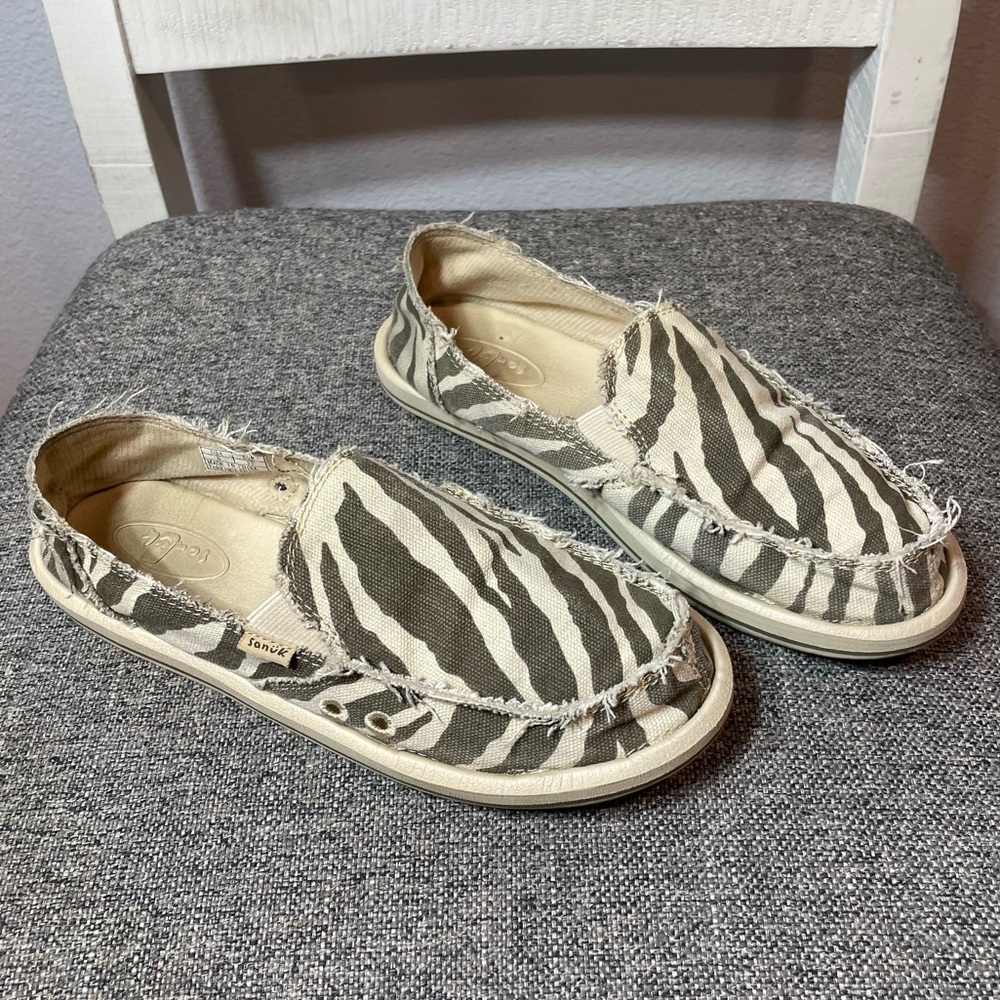 SANUK Men’s Brown / Tan Zebra Print Slip On loafer Flats, Beach Casual Shoes.
